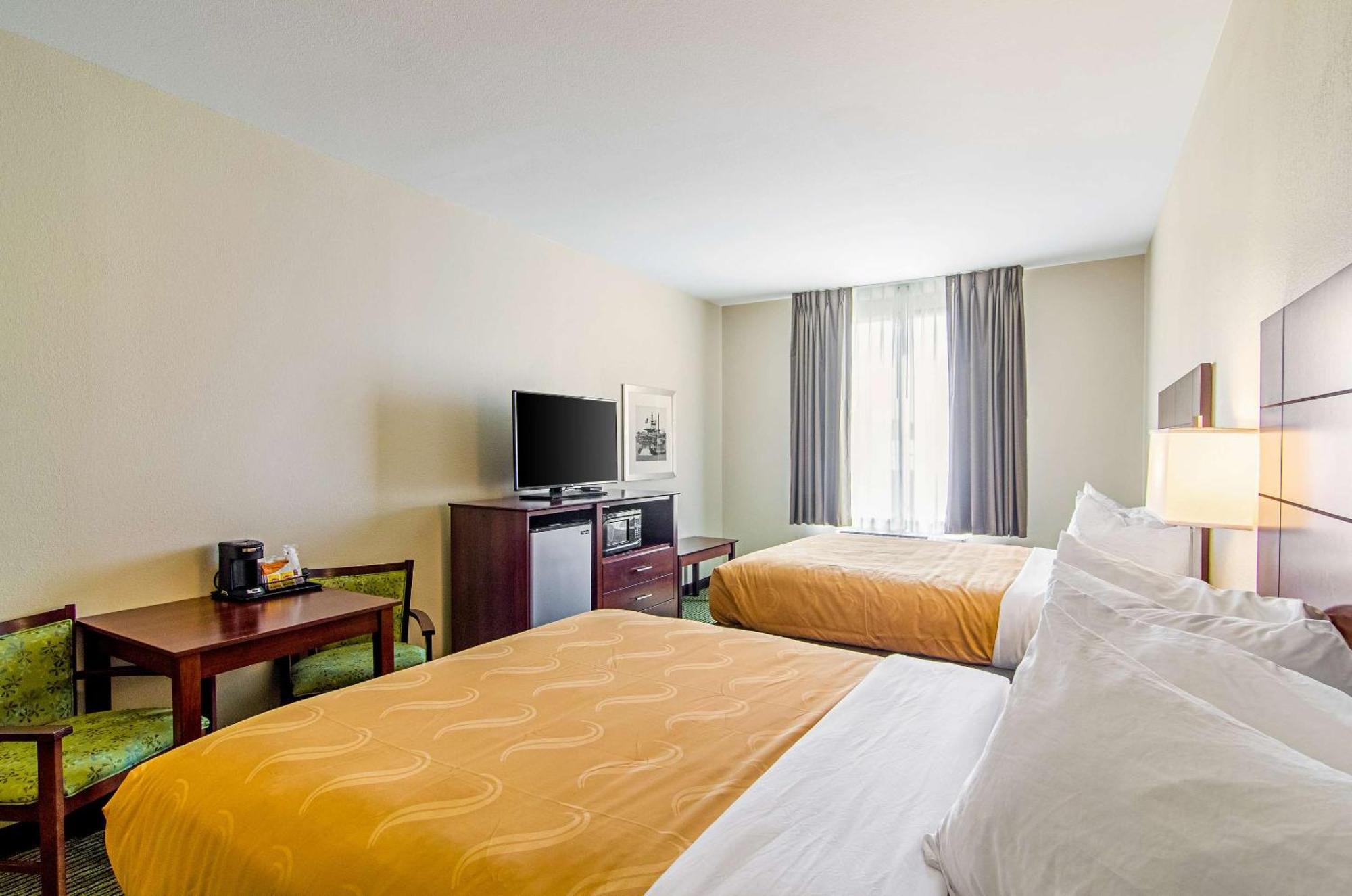 Quality Inn & Suites Near Tanger Outlet Mall Gonzales Bagian luar foto
