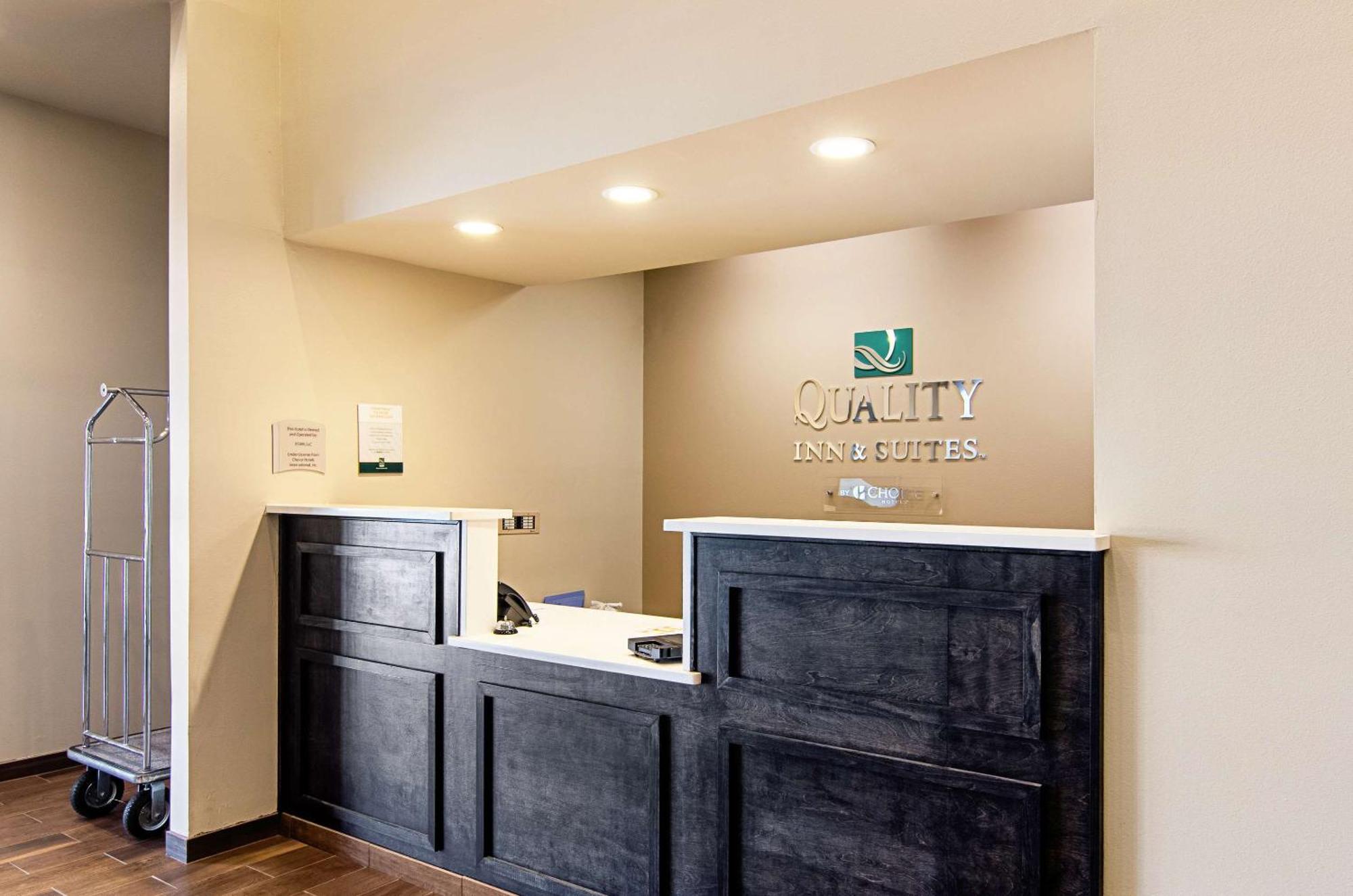 Quality Inn & Suites Near Tanger Outlet Mall Gonzales Bagian luar foto