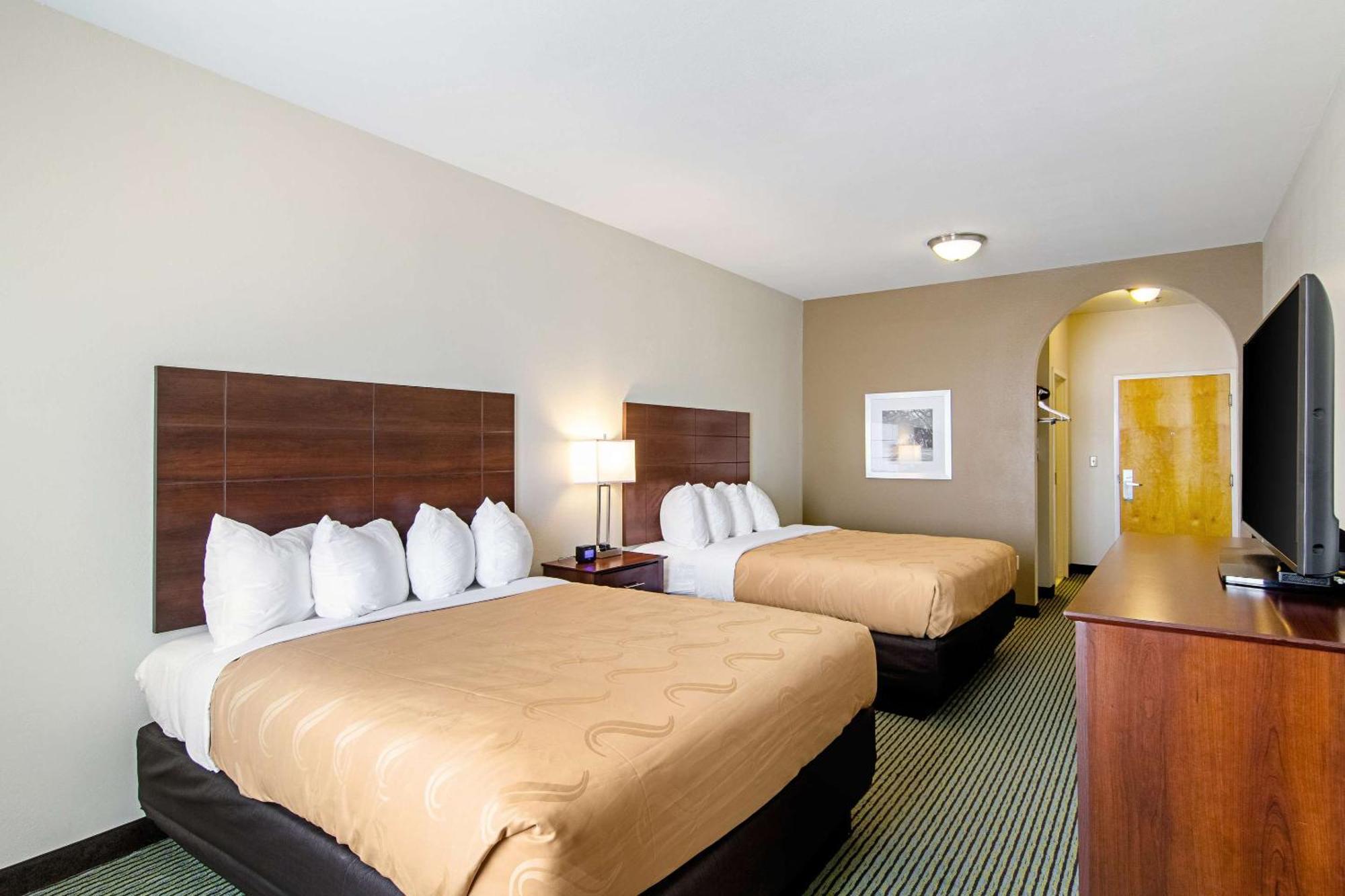 Quality Inn & Suites Near Tanger Outlet Mall Gonzales Bagian luar foto