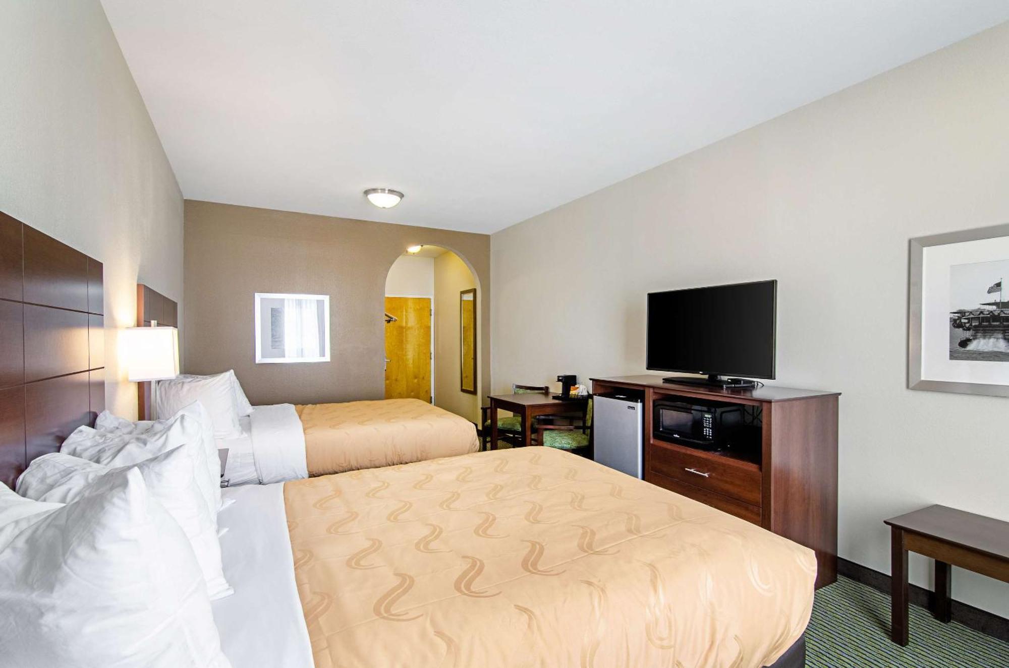 Quality Inn & Suites Near Tanger Outlet Mall Gonzales Bagian luar foto