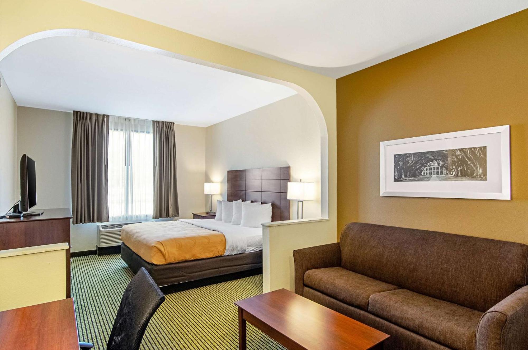 Quality Inn & Suites Near Tanger Outlet Mall Gonzales Bagian luar foto