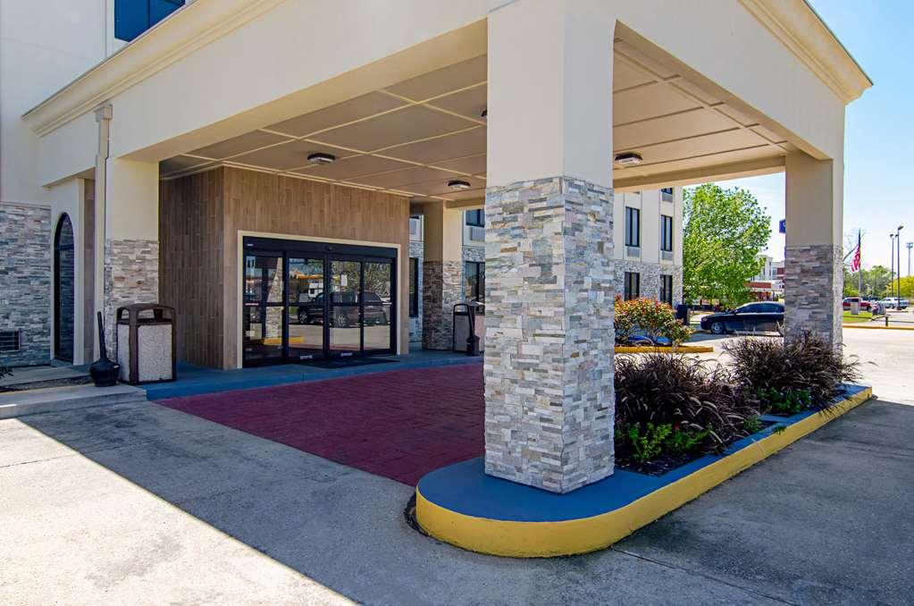 Quality Inn & Suites Near Tanger Outlet Mall Gonzales Bagian luar foto