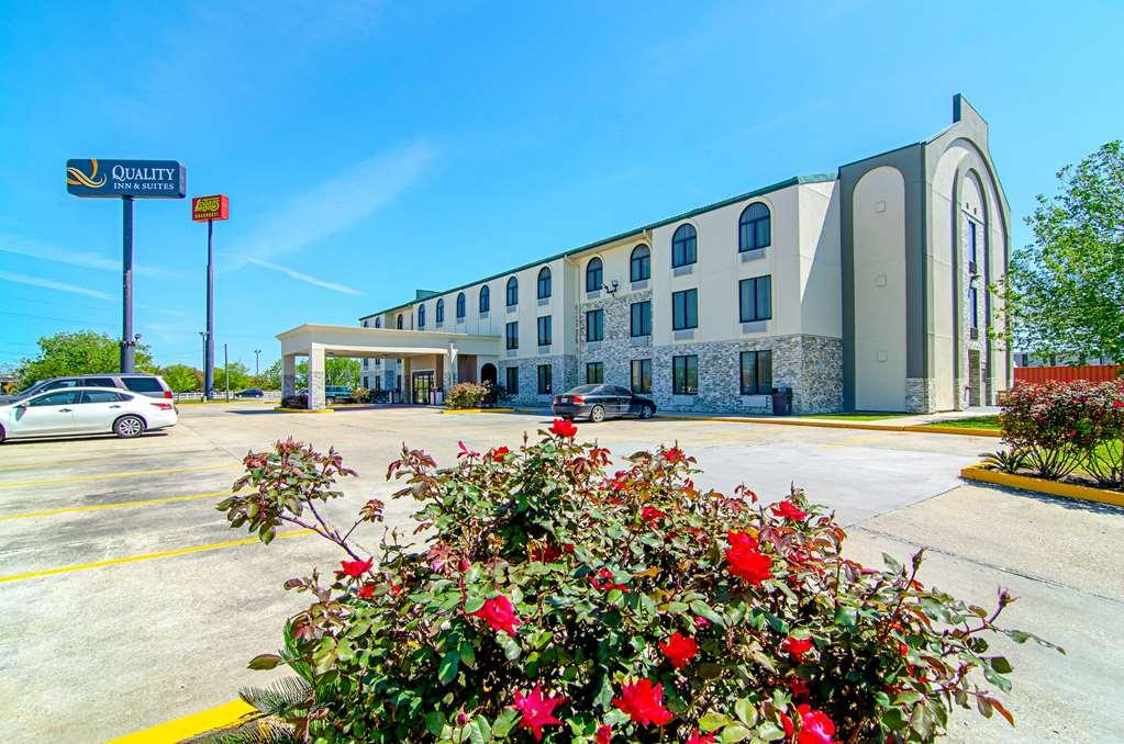 Quality Inn & Suites Near Tanger Outlet Mall Gonzales Bagian luar foto